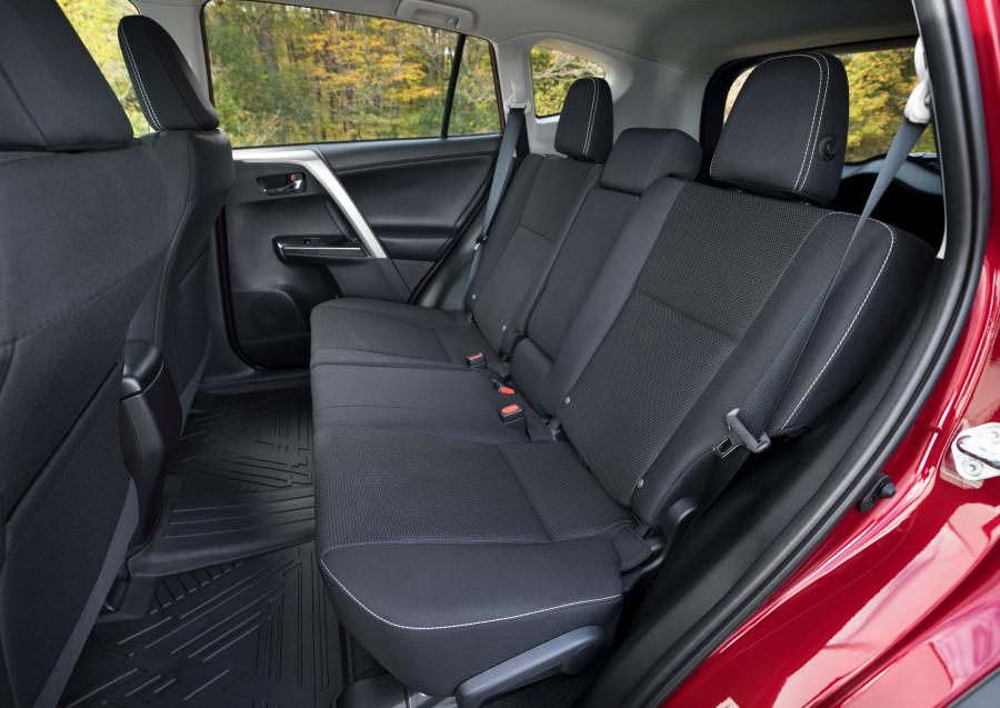 Интерьер Toyota RAV4 Trail Edition 2017 года  (CA) (фото 15 из 27)